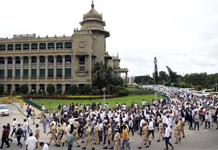 Karnataka: Congress protest against Governor Thawar Chand Gehlot